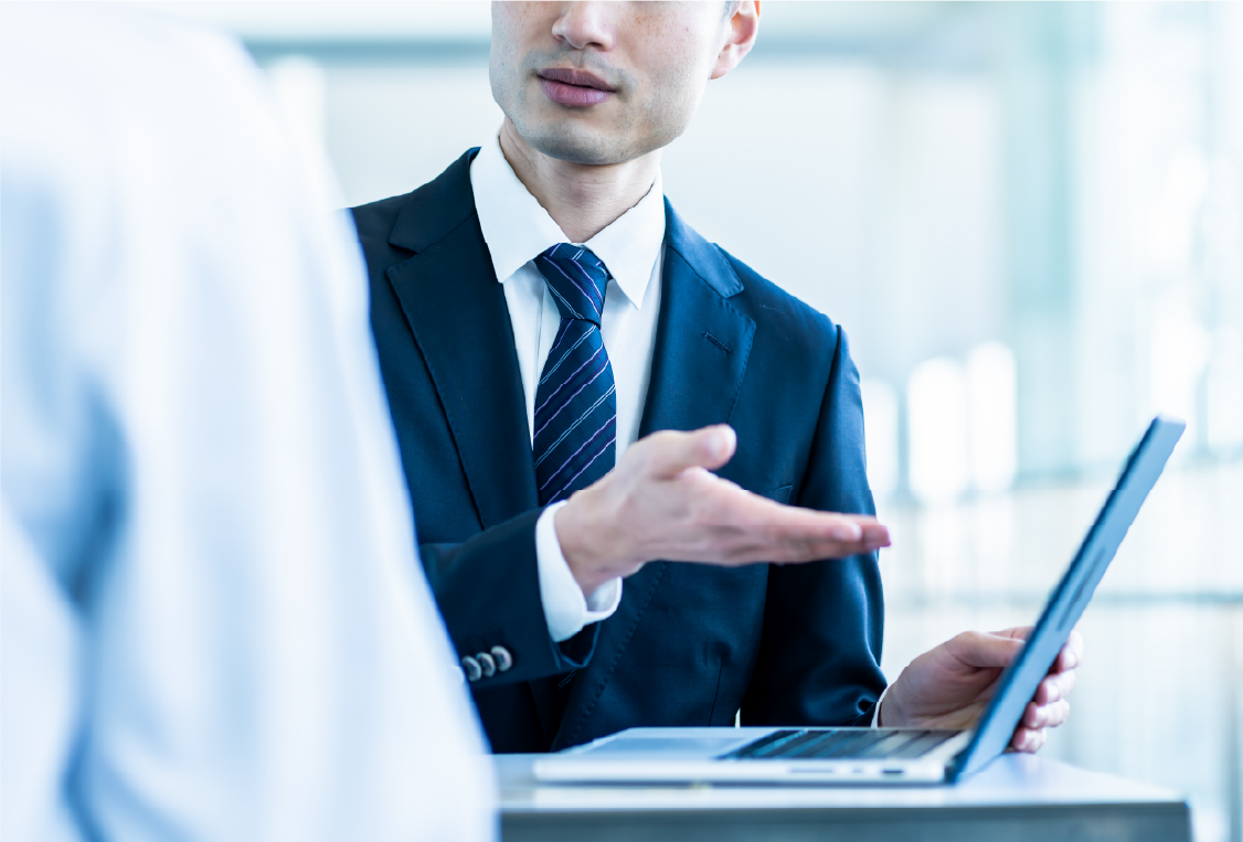 採用サイトの運用について相談する様子